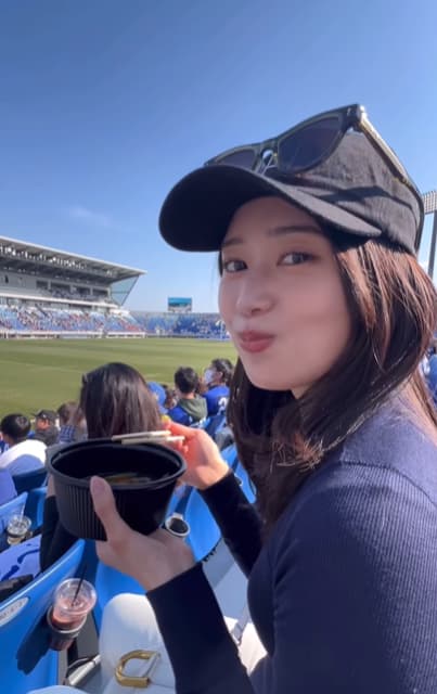 浅野杏奈の超ニコニコスタジアム訪問ともぐもぐ姿にファン歓喜！