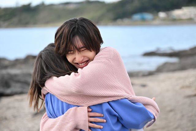 弾ける笑顔✨なにわ男子・道枝駿佑&広瀬アリスの幸せショットに大反響💕