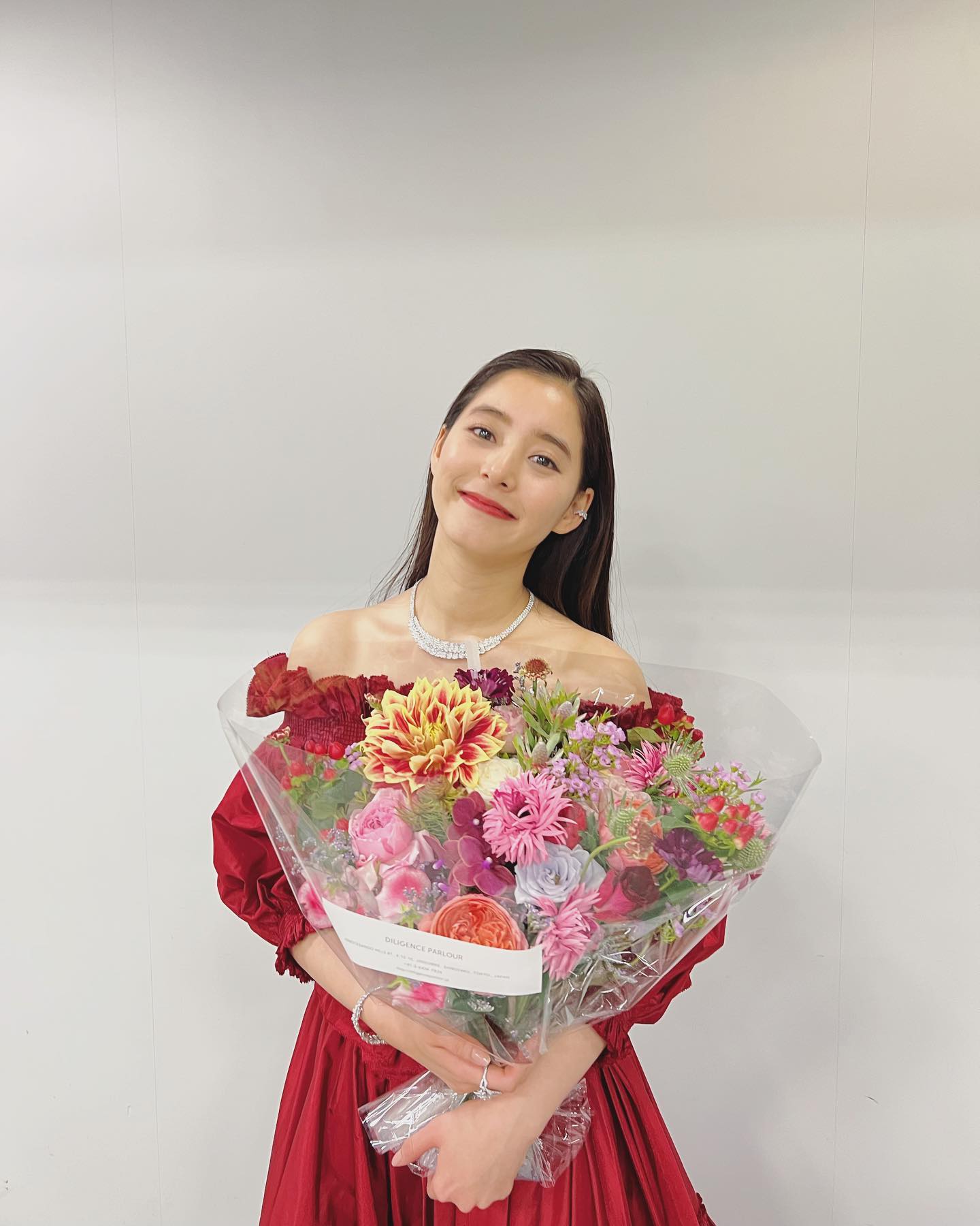 新木優子が真っ赤なドレス姿を披露❤️大きくあいたデコルテに「綺麗すぎる🥰」