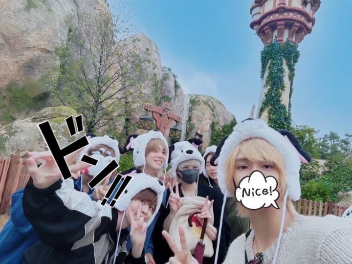 「いつものメンバーでディズニーへ」大人気歌手まふまふの“尊い”ジャンプショットにファン歓喜💕