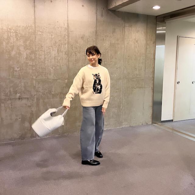 石田ゆり子がお気に入りのバッグを紹介！セーターも可愛いと話題に