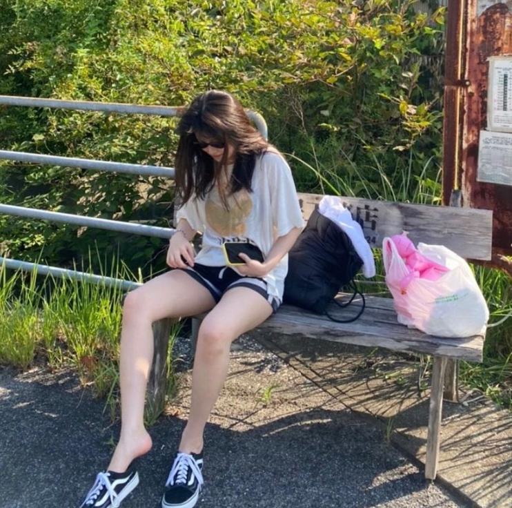 今田美桜🦩サングラスにショートパンツ姿でオフ満喫🕶美脚披露に「ラフな感じたまらん😭💞」