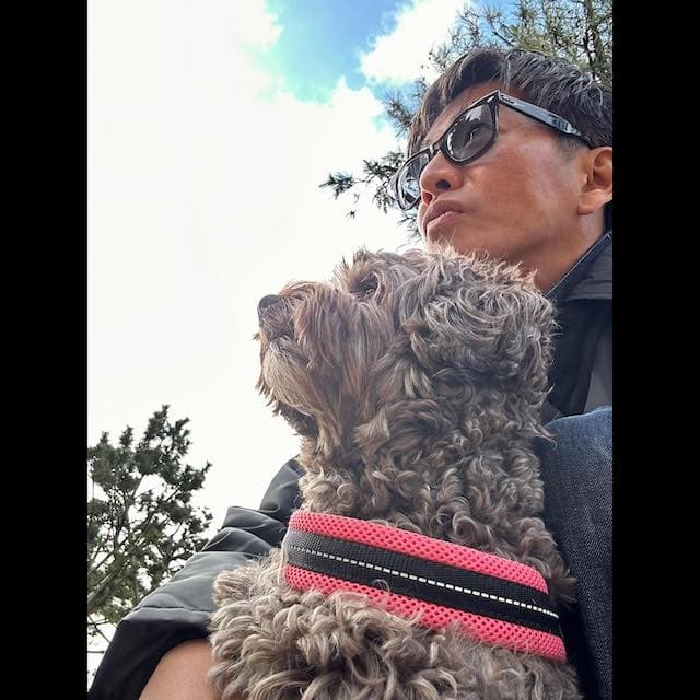 「『空き時間を散歩時間』に」木村拓哉が愛犬との2ショットを公開!