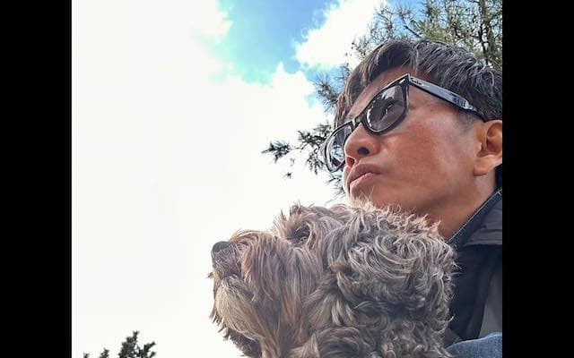 「『空き時間を散歩時間』に」木村拓哉が愛犬との2ショットを公開!