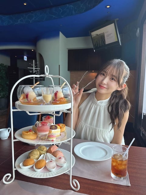 元HKT48・松本日向、アフタヌーンティーを満喫