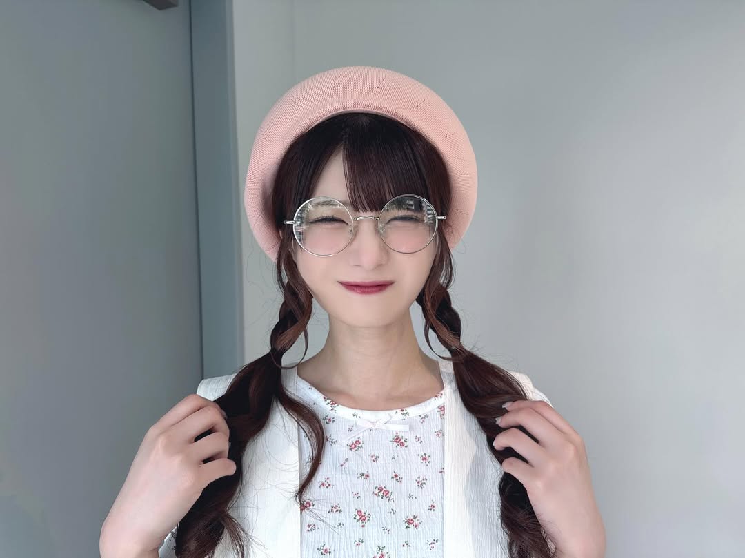 アニメ大好きアイドル、ベレー帽メガネちゃんショットに「可愛すぎる」「お似合い」