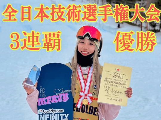 話題のスノボ美女、大会3連覇の栄光に輝く！最高の笑顔とともに魅せたレアショットにファンの祝福ラッシュ！「全種目トップすごすぎ」