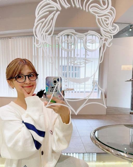 「顔小さいからよく似合う」矢口真里、おしゃれメガネショット公開でファンから反響が寄せられる！