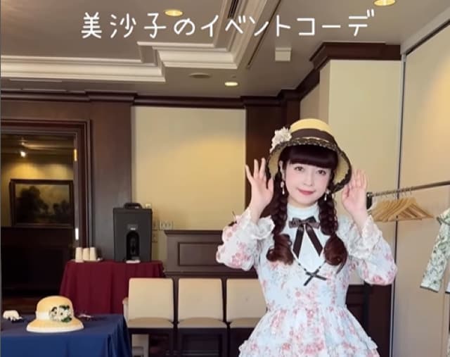 カワイイ大使青木美沙子 ロリータ服イベントの合間に大好きな〇〇で息抜き