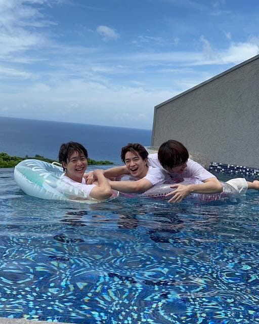 「天使の戯れ✨」Hey!Say!JUMPが沖縄でのオフショットを公開🏖仲睦まじい様子が話題に👀