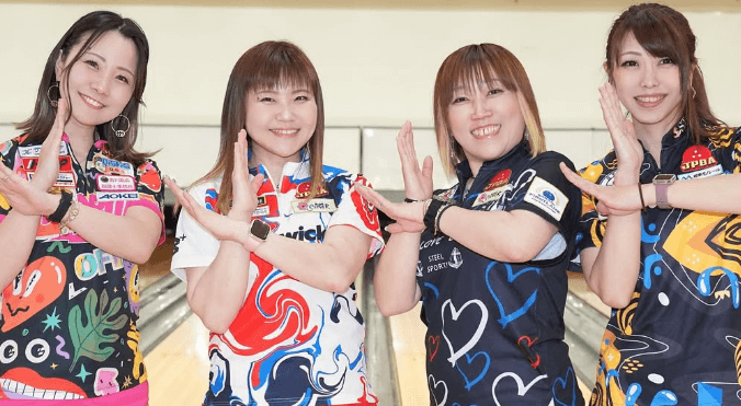 「青春してますね」美女プロボウラー、仲間と大はしゃぎ！？シュワッチポーズにファン歓喜「めっっちゃ楽しそう」