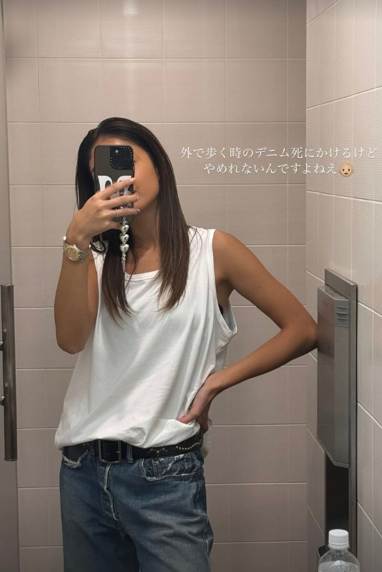 デニムと白Tだけでも映える。人気ギャルタレントがストーリーを更新