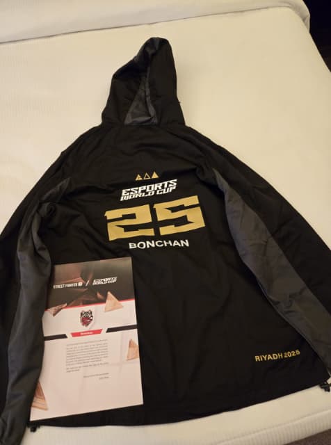 「EWCから素敵なプレゼントを貰いました！」プロゲーマー・ボンちゃんがE-sports World Cupからの粗品を紹介