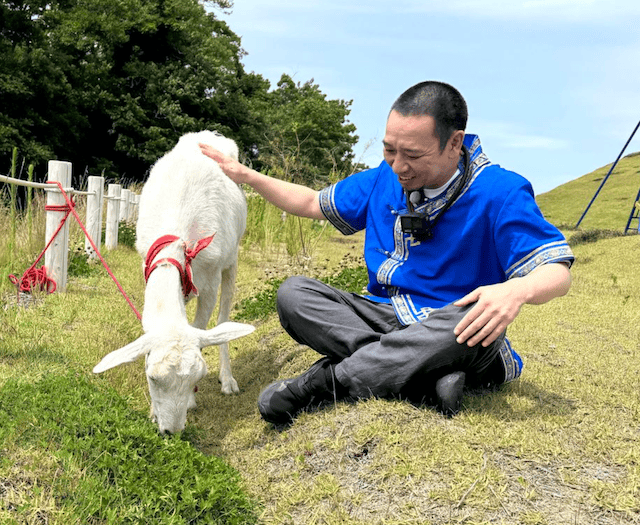 千鳥・大悟　ヤギのポポと4ヶ月ぶりの再会果たす