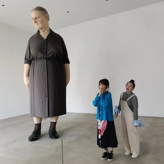 夢グループ歌手・保科有里、十和田市現代美術館の巨人像に思わずびっくり