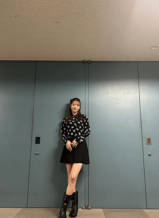 横田真悠がコンビニ前でアイスを味わう”非日常”ショットにファンが癒しと魅了を同時に浴びる