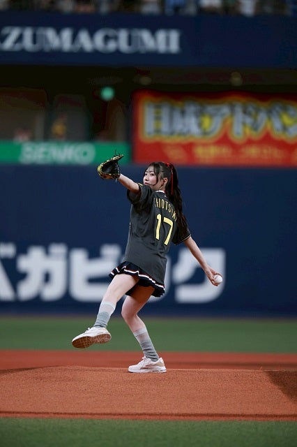 NMB48の人気メンバーが阪神戦にて"人生初"始球式！レアなマウンドでのショットを公開