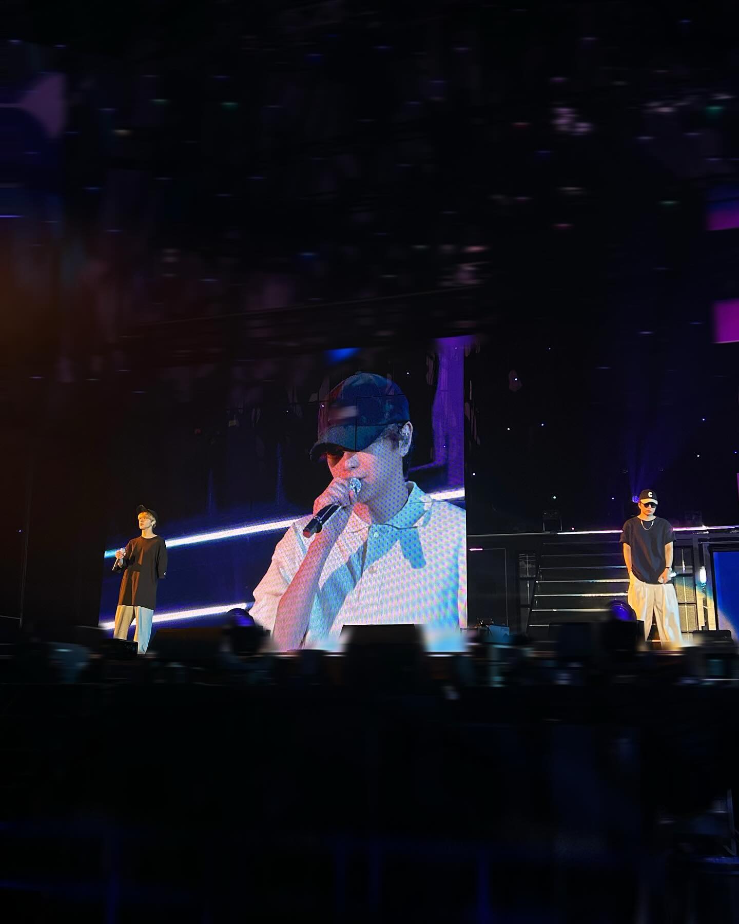 「これは3ショットと言えるのか、？笑」大人気アイドルのライブ写真が話題に