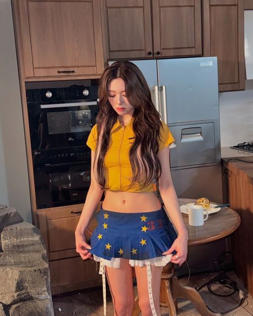 ITZY・ユナ「ヘソ出し×ミニスカ」GOLDボディでファン魅了！