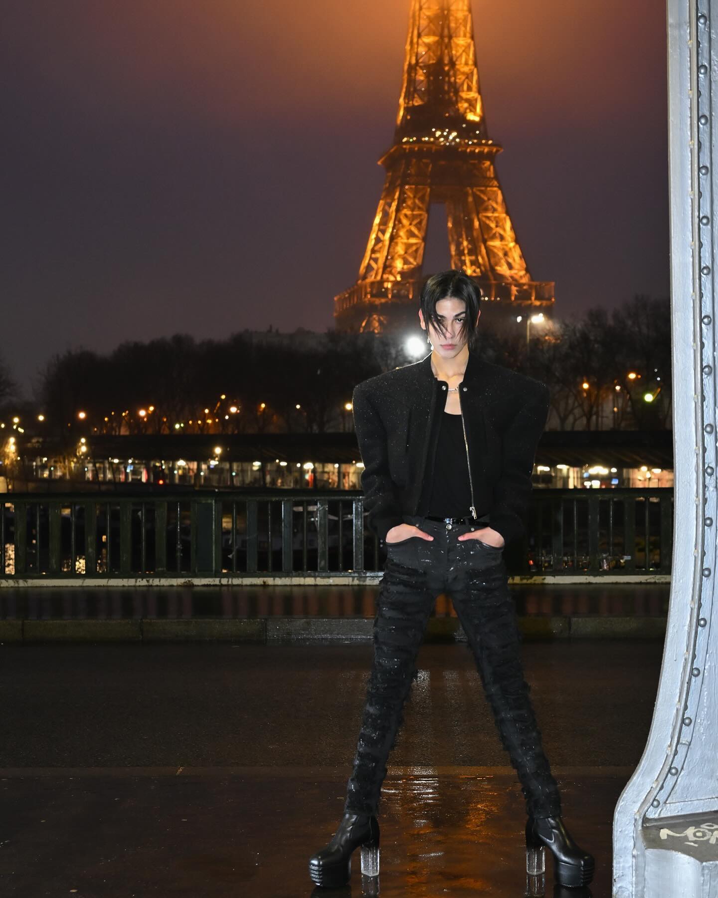 Snow Man・ラウールがスタイル抜群ショットを披露「エッフェル塔にも劣らない美しさ…圧巻だね…」