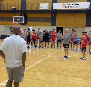 「みんな目がキラキラしてる」バスケ日本代表に元NBAの大スターが訪問