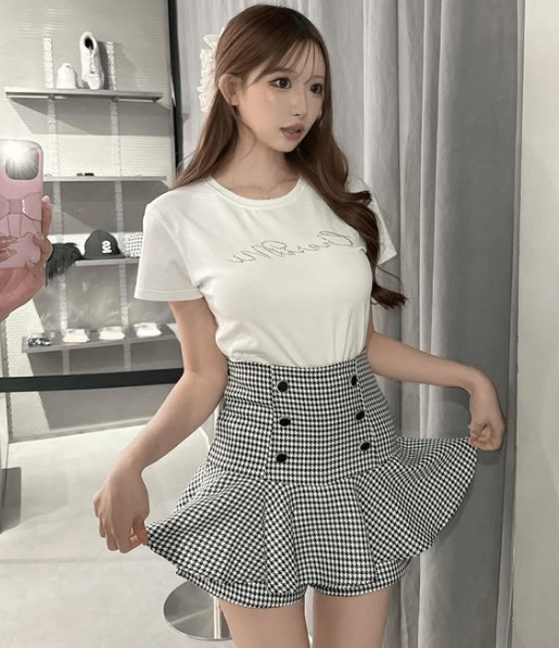 「ビジュ良すぎ」57万超フォロワーの人気モデル、”全力スタイル盛れ・スカパンショット”に大反響！「ロシアンブルーのような魅力」