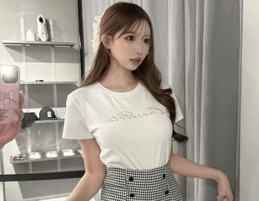 「ビジュ良すぎ」57万超フォロワーの人気モデル、”全力スタイル盛れ・スカパンショット”に大反響！「ロシアンブルーのような魅力」