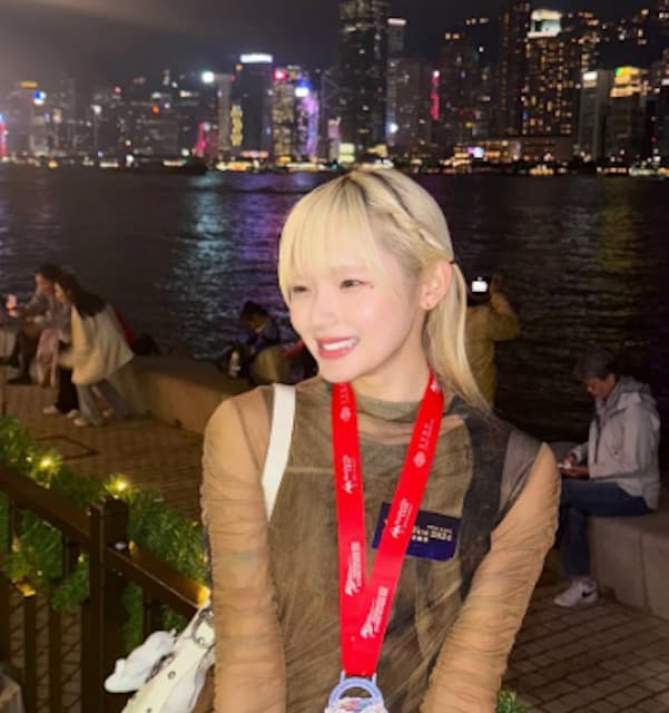 金髪美女マラソンインフルエンサー・志村美希、初海外マラソンでウキウキ！香港の街でランナーと触れ合うひととき