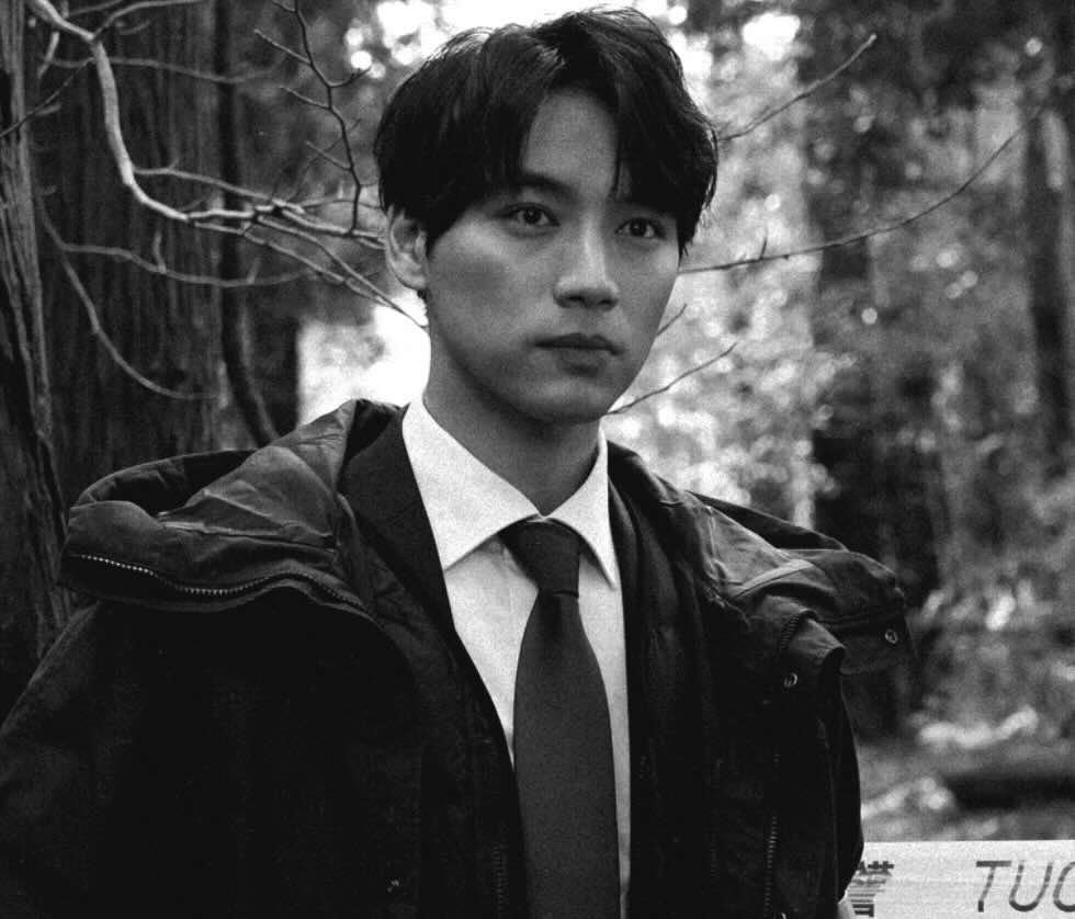 福士蒼汰、黒スーツ姿を公開で反響続々「かっこよすぎ」