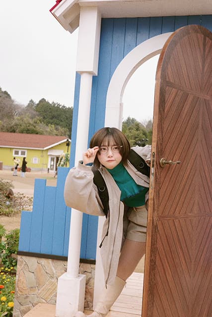 まるで名探偵コナン！？元・虹のコンキスタドール岡田彩夢、眼鏡を”くいっ”と見定める仕草のオフショットを公開！