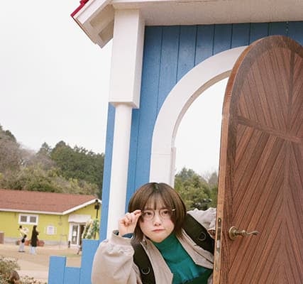 まるで名探偵コナン！？元・虹のコンキスタドール岡田彩夢、眼鏡を”くいっ”と見定める仕草のオフショットを公開！