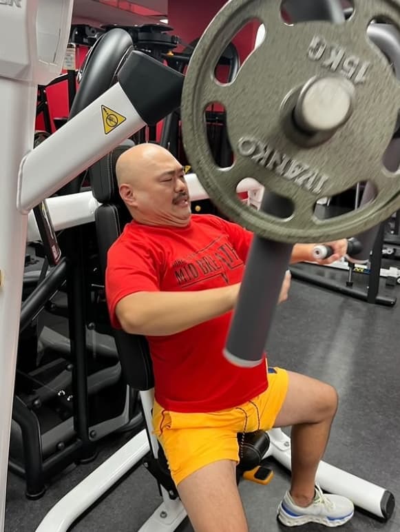 トレーニングで胸パンパン!? 有名芸人〇〇の環境変化ダイエット法