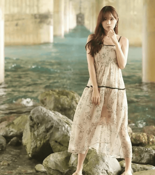 「神殿に女神降臨！」注目のモデル、人気スポットの橋の下で魅せた”神秘的・ショット”が神々しいと話題に！「美しい＆可愛い」