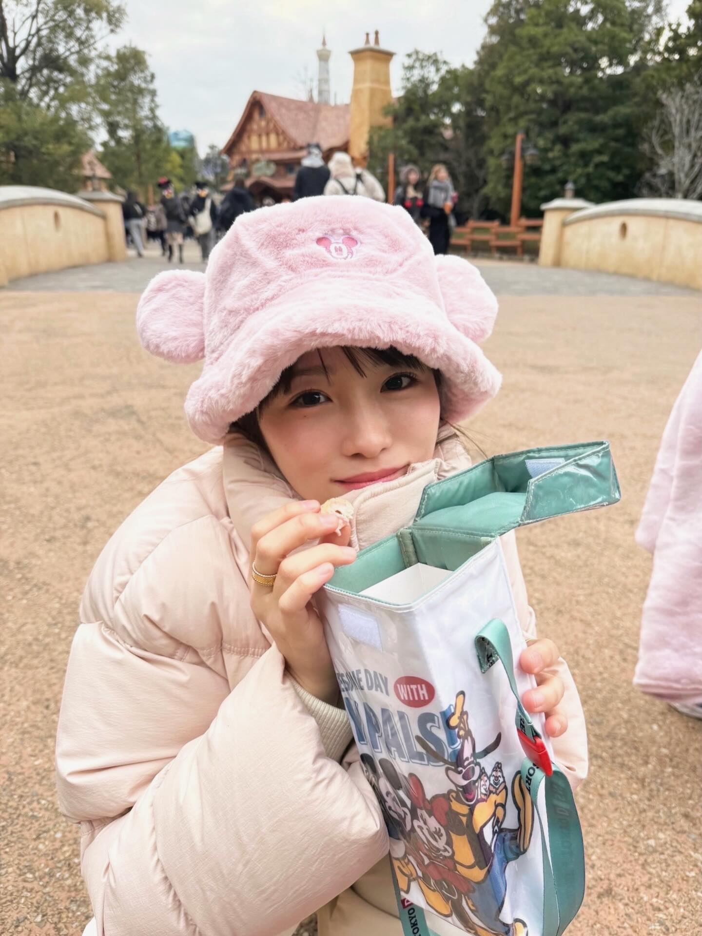 「仕事納めてたくさん遊びました」川栄李奈がディズニー満喫ショットを公開