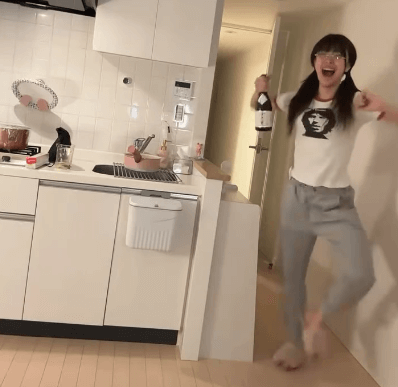 『酒で腹筋が割れた！？』個性派美女インフルエンサー、覚醒の酔いどれ天使ムービーに反響！ミステリアスダンスにファン夢中「めっちゃ動きが大好き」