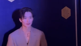 岡田将生、ブルーカーペットで輝く！「歩く彫刻」の圧巻オーラ