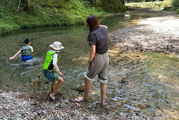 浅尾美和が子どもたちと岐阜の清流へ。夏のレジャーの海や川、大人も子どもも気をつけて。
