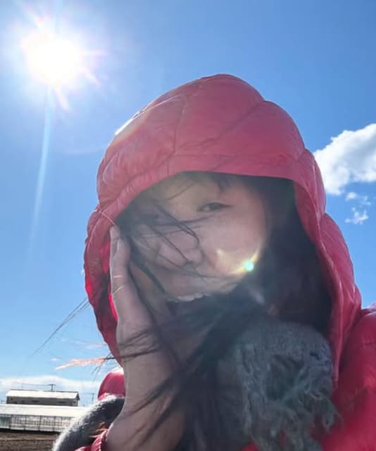 「田舎暮らし最高」タレント・北斗晶 畑での収穫に最高の笑顔を披露！