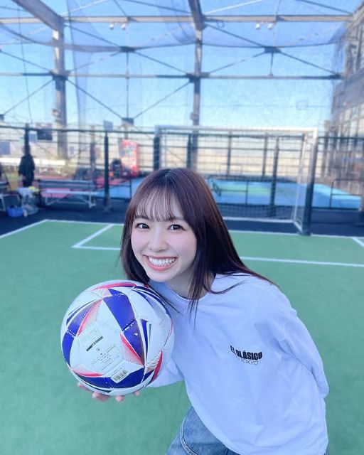 「皆さんはサッカー得意ですか？」激カワモデル八伏紗世、笑顔のフットサルショットにファンメロメロ