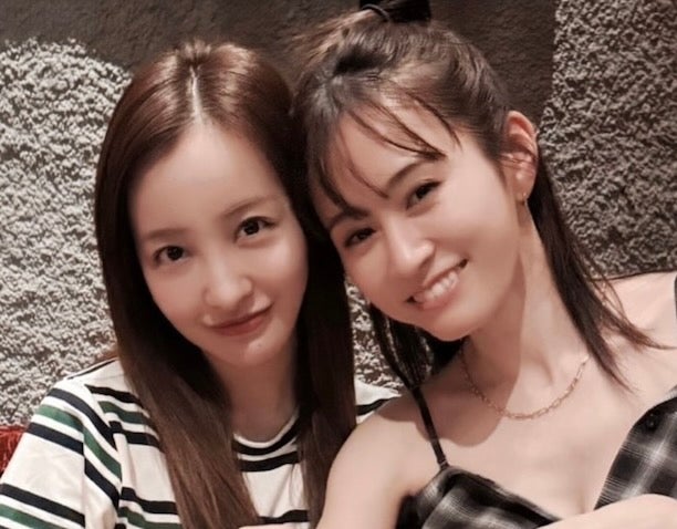 「なんでも話せる友」あっちゃん＆ともちゃんの笑顔2ショットに反響