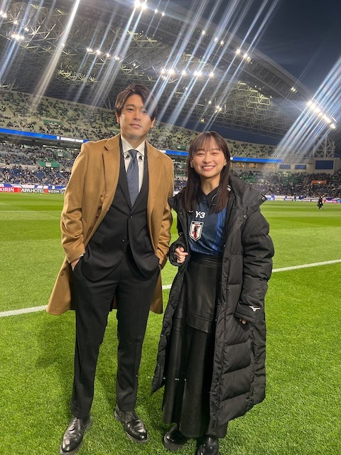 「勝てばW杯出場決定」影山優佳が内田篤人とのツーショットを公開