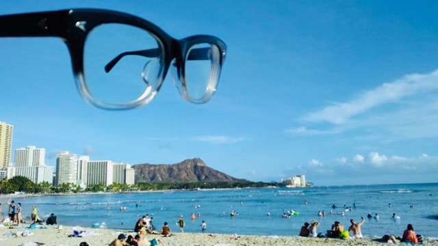 ずん 飯尾が念願のロケ先で”アロハなメガネ残し”を披露！ファン「おめでとうございます！」