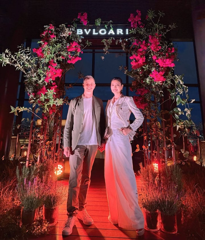 「開放感と再会に感謝」アンミカ、夫婦でブルガリホテル東京のスペシャルイベントに参加