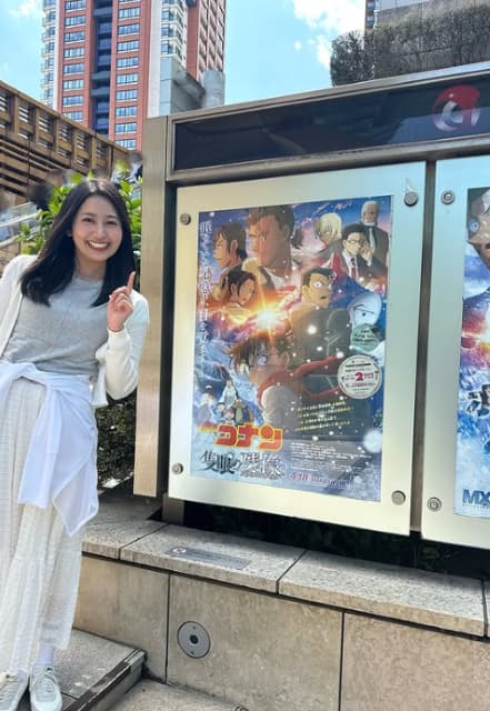 浅野杏奈が超人気アニメの映画視聴を報告！お決まりポーズでパシャリと1枚