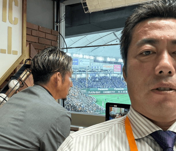 CSならではの豪華解説陣、上原が解説席での2ショット公開「誰と一緒でしょうか？」