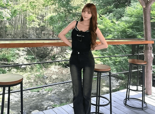 「脚長い！スタイル最強」人気ラウンドガール、大自然の中で魅せた”ナチュラル・ショット”が美だとファンメロメロに！「美しくて素敵」