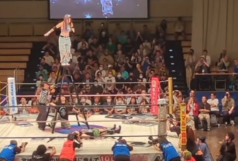 女子プロレス・葉月が魅せた驚異の空中技！リング上で炸裂したセントーンに衝撃走る