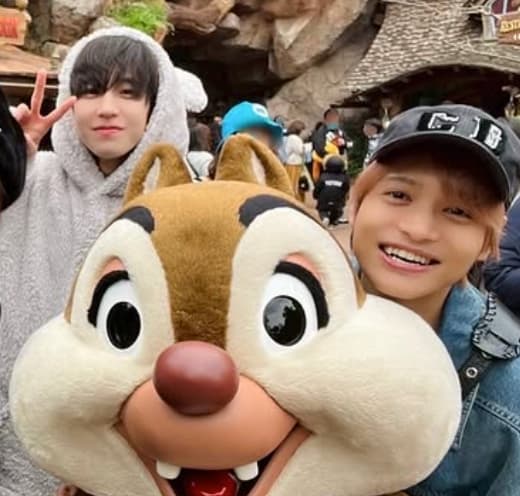 「家族感あふれる写真」WEST.・中間淳太、東京ディズニーランドであのキャラクターとの写真をアップ