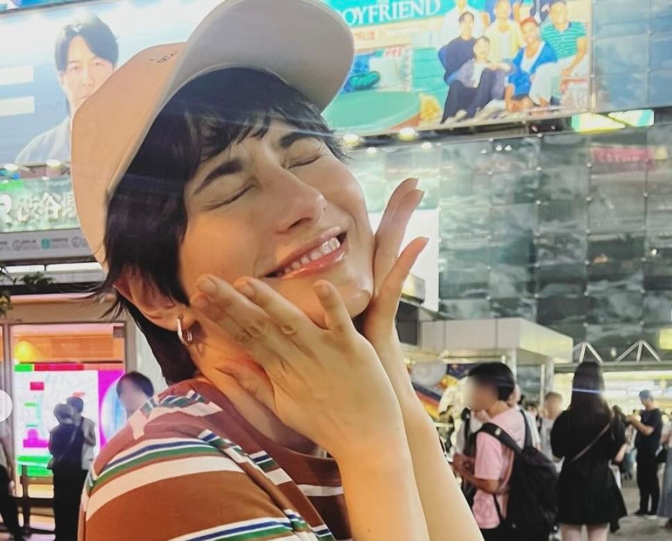 「素敵です」ホラン千秋 渋谷駅で抜群のスタイルを披露