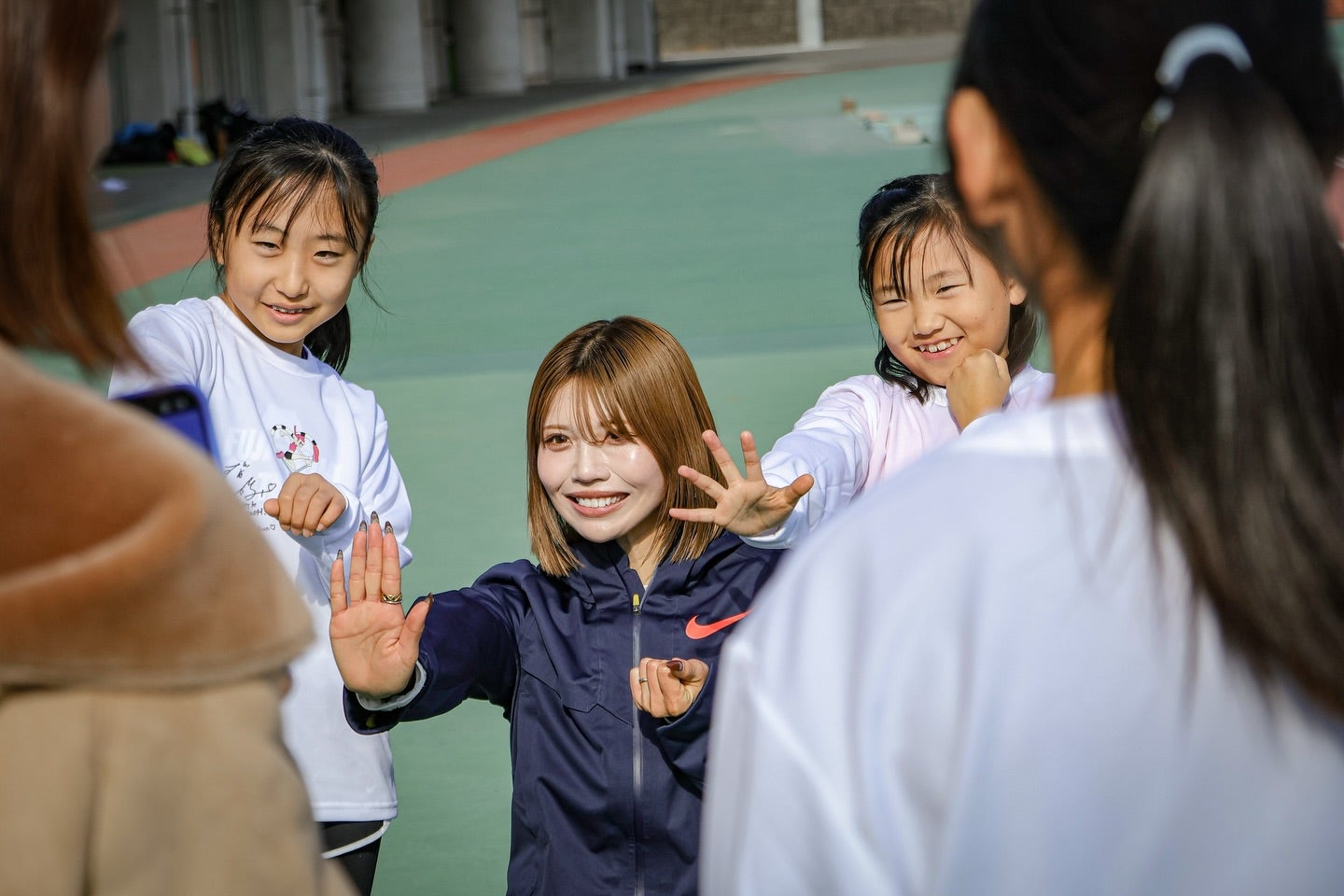 美女陸上選手、中島ひとみが見せた“指導者の顔”が素敵すぎる　笑顔あふれるイベント写真に癒やされる